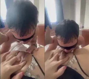 Bướm múp vét sướng quá chị đái ướt hết mặt em còn bắt em liếm sạch 